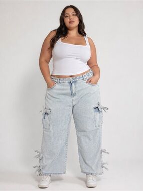Light Wash Baggy Cargo Jeans w/ Bow Tie Details – Size 22W